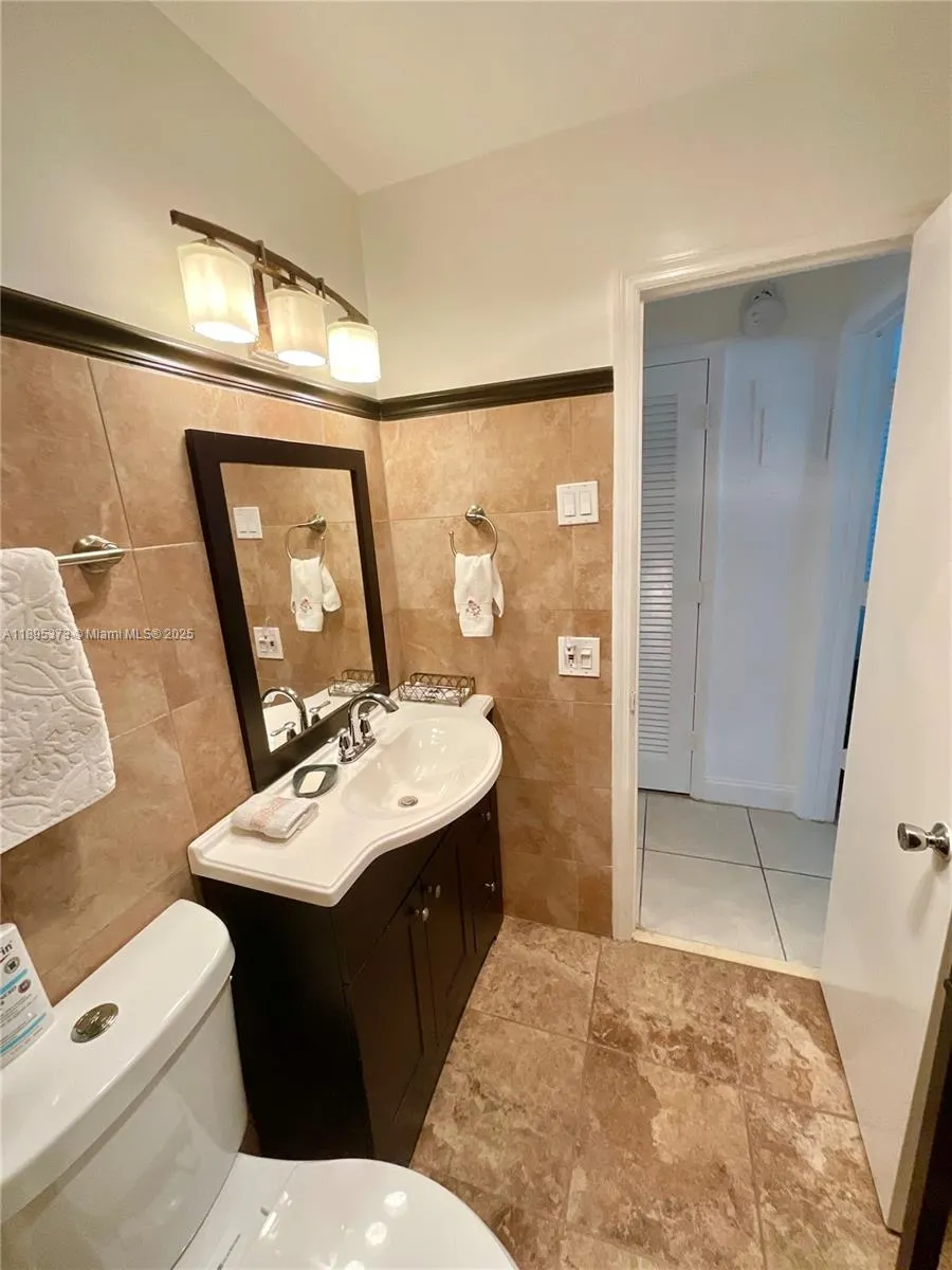 419 Golden Isles Dr, #106