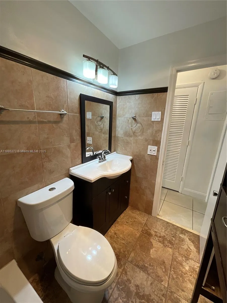 419 Golden Isles Dr, #106