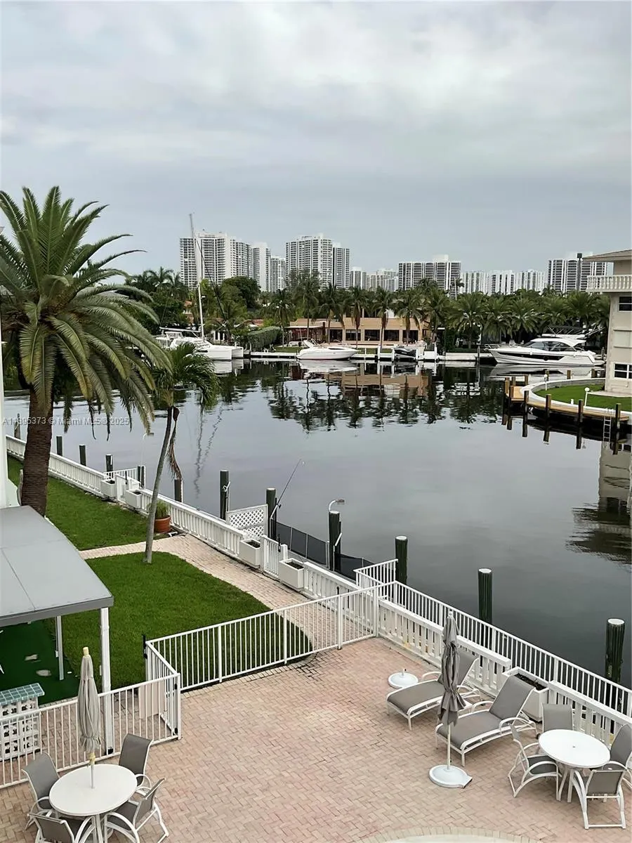 419 Golden Isles Dr, #106