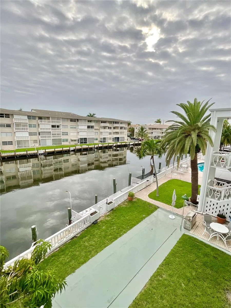 419 Golden Isles Dr, #106
