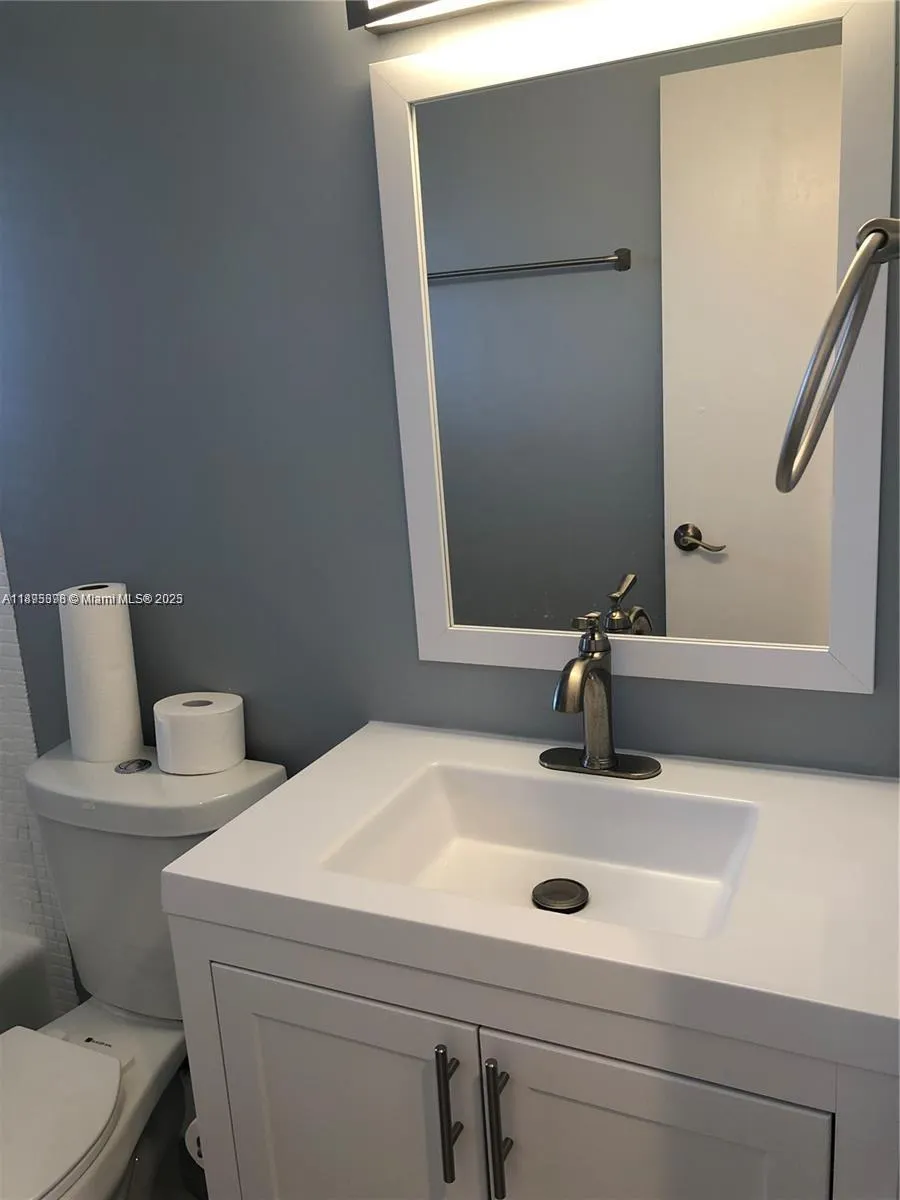 2200 Park Ln, #209