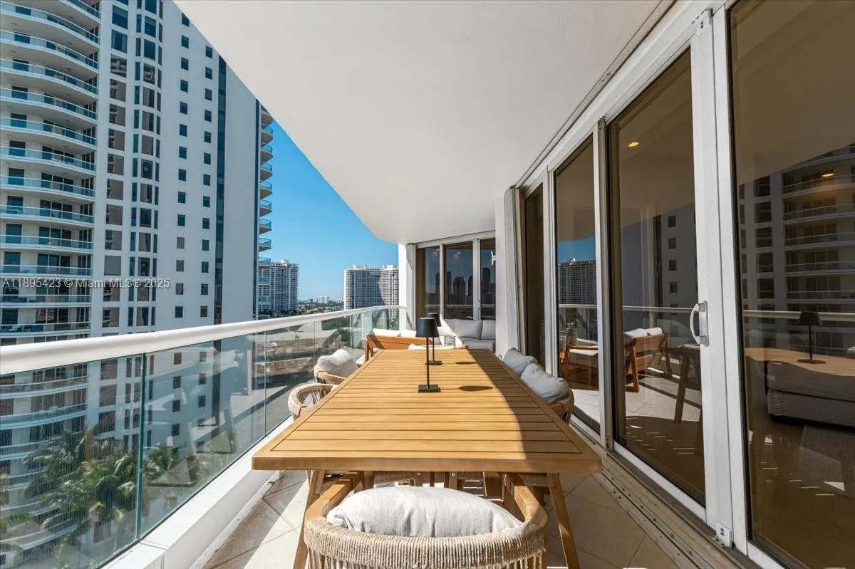 7000 Island Blvd, #1402