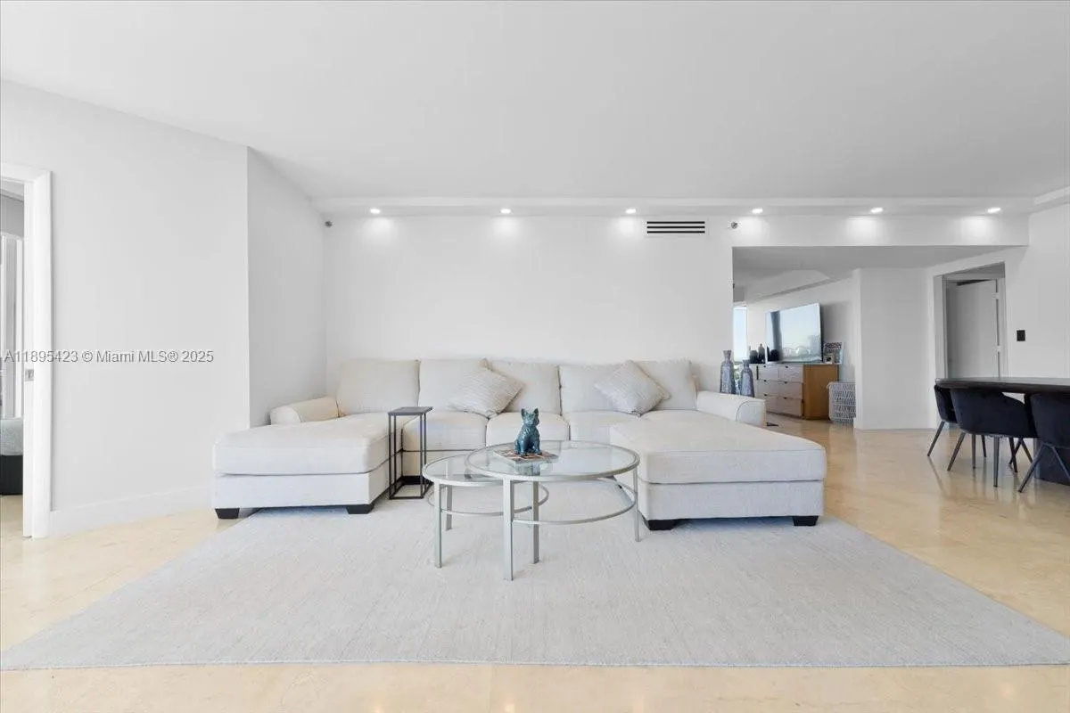 7000 Island Blvd, #1402