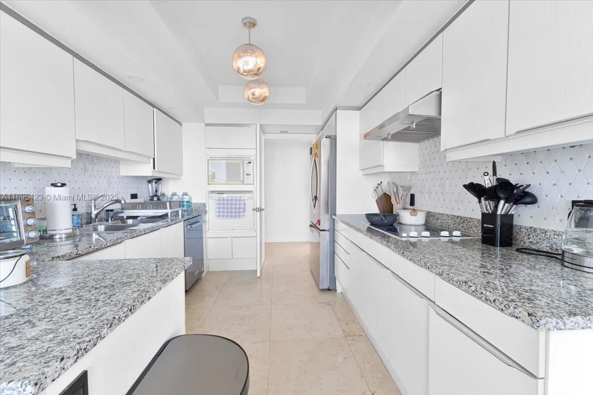 7000 Island Blvd, #1402