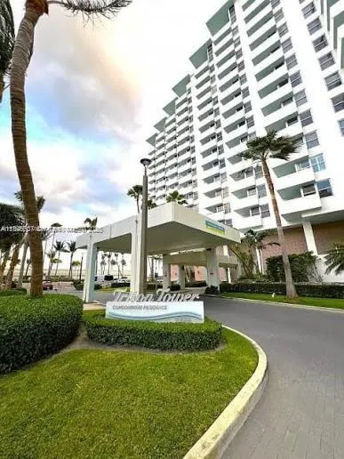 2899 Collins Ave, #1746