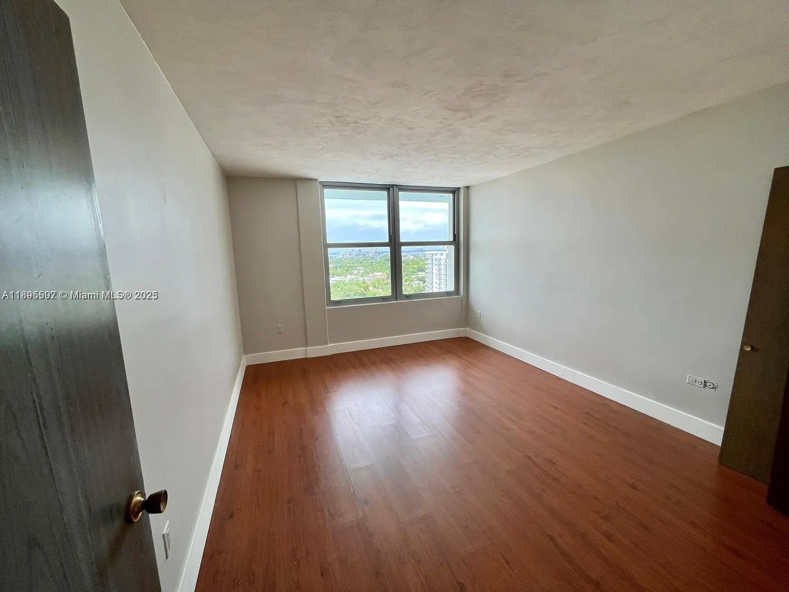 2899 Collins Ave, #1746