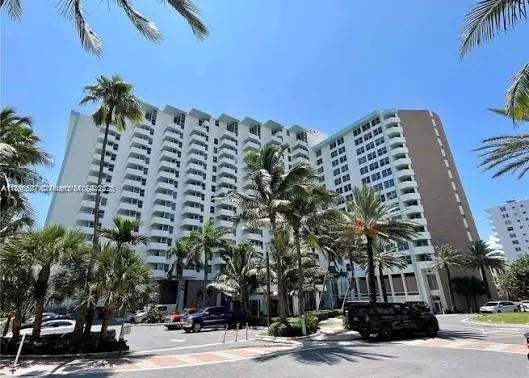 2899 Collins Ave, #1746