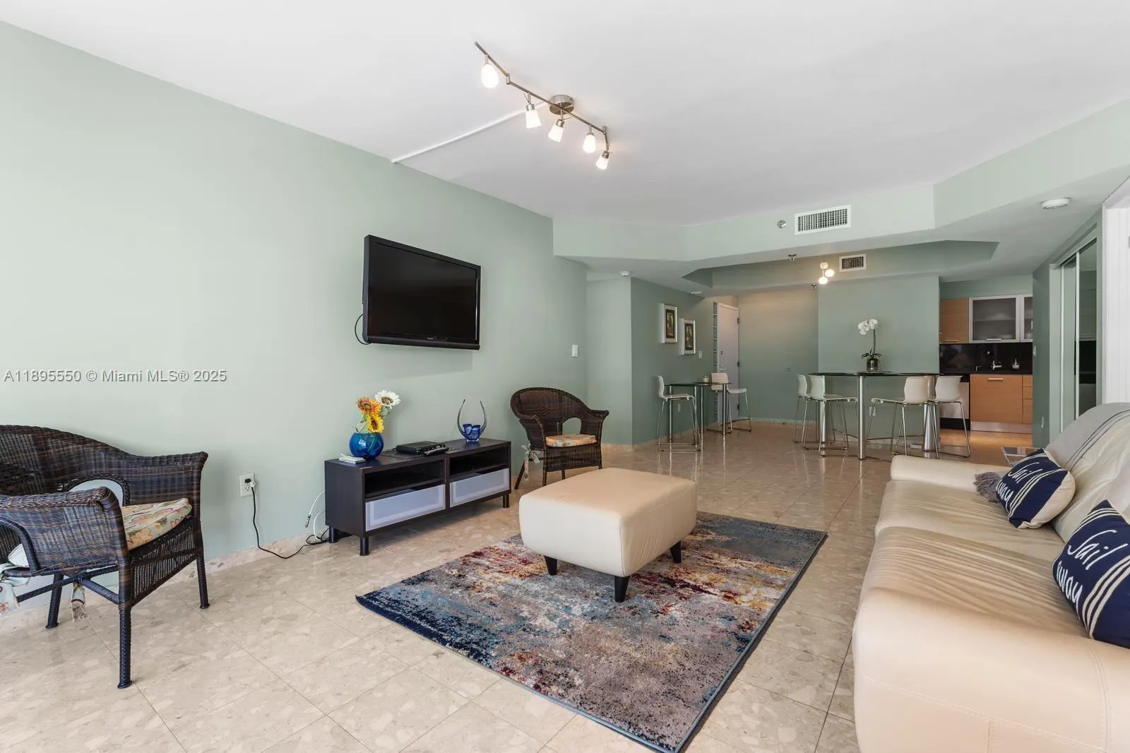 9341 Collins Ave, #904