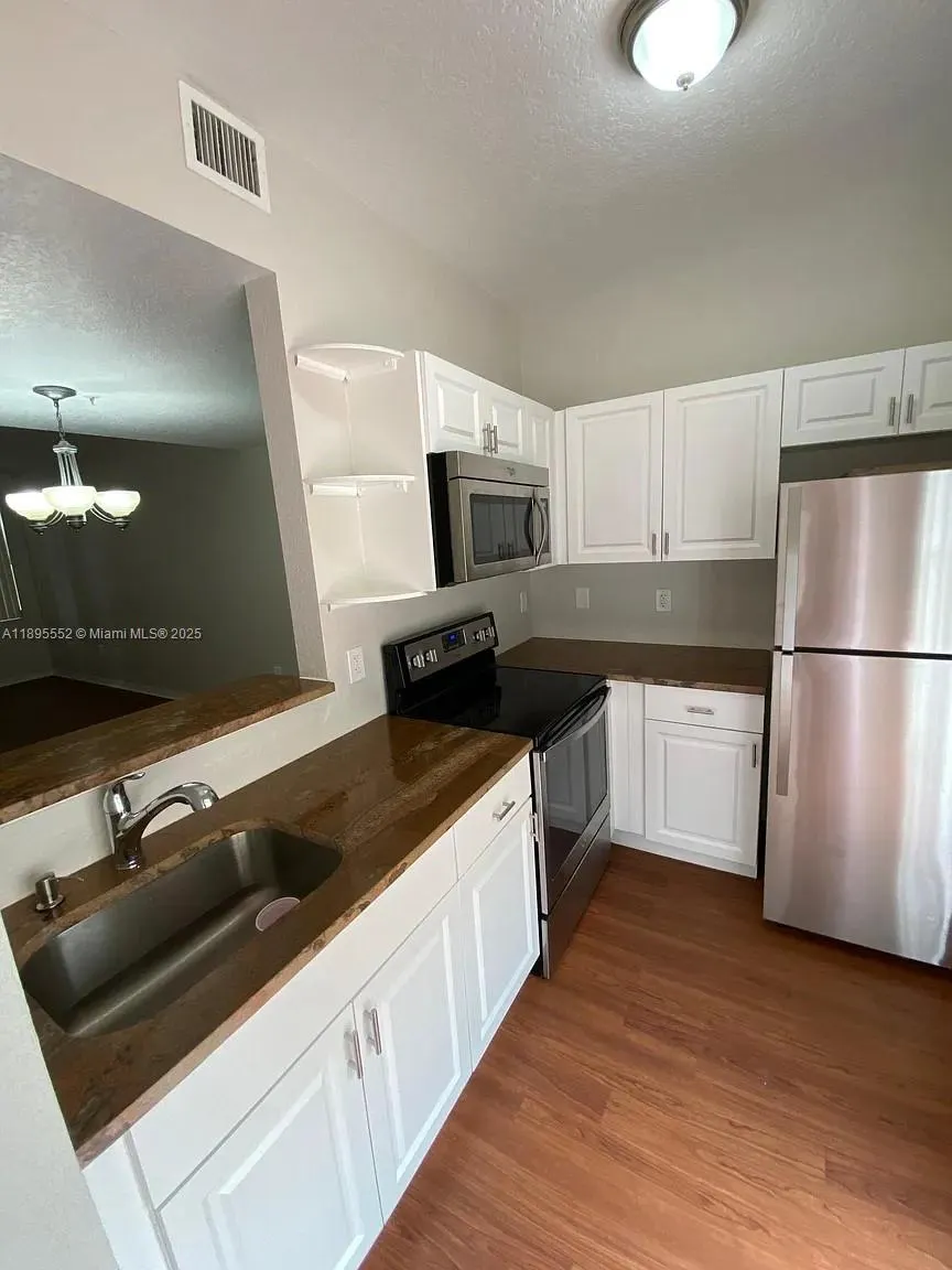 77 E 4th St, #A106