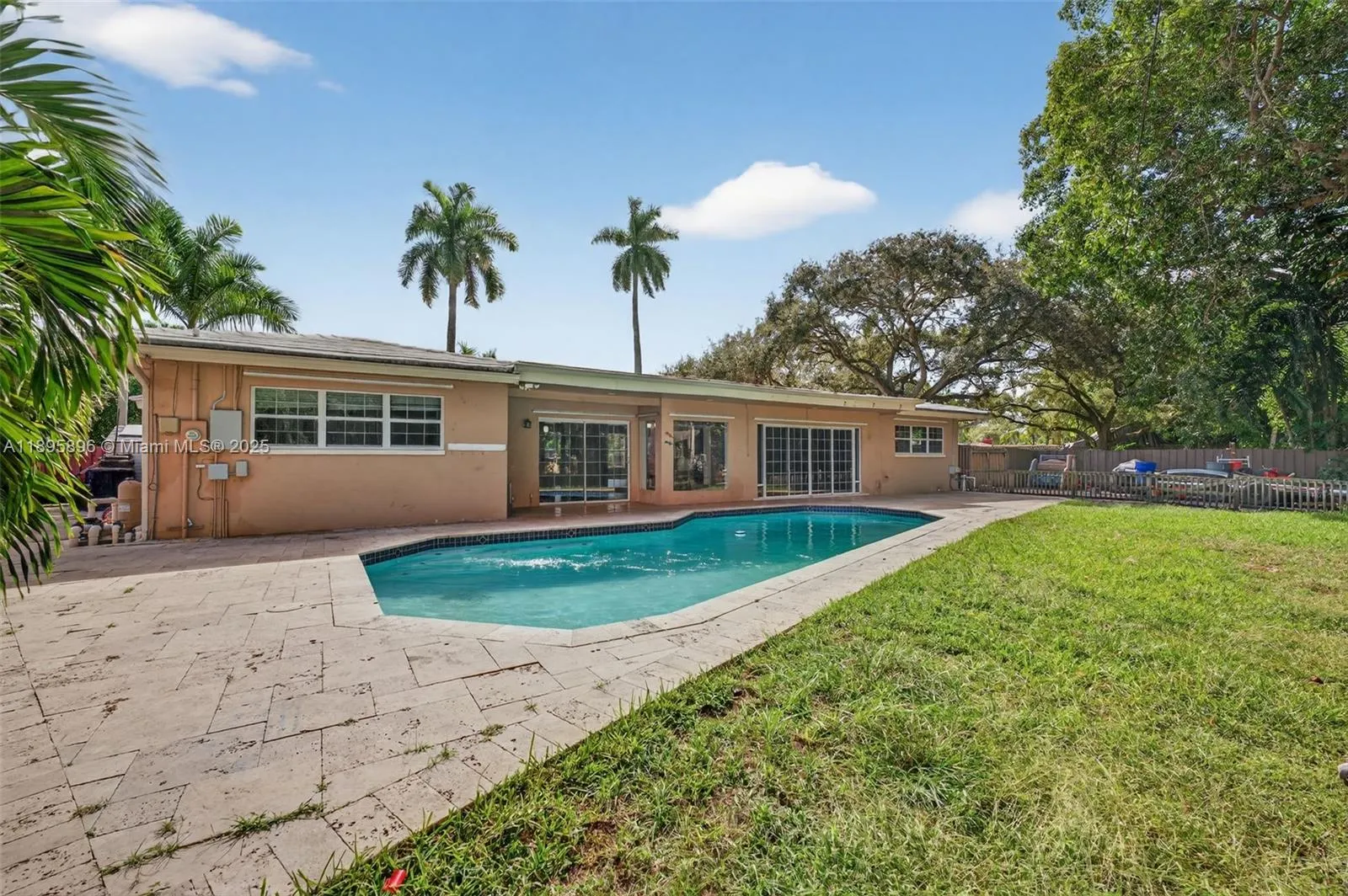 801 Holly Ln