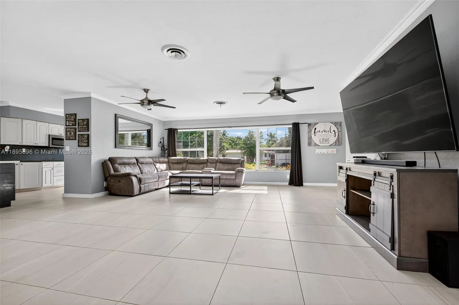 801 Holly Ln