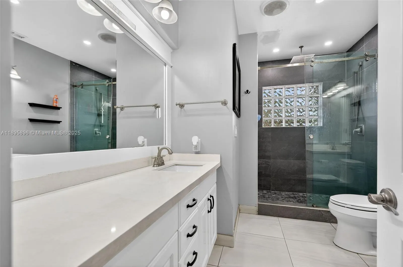 801 Holly Ln
