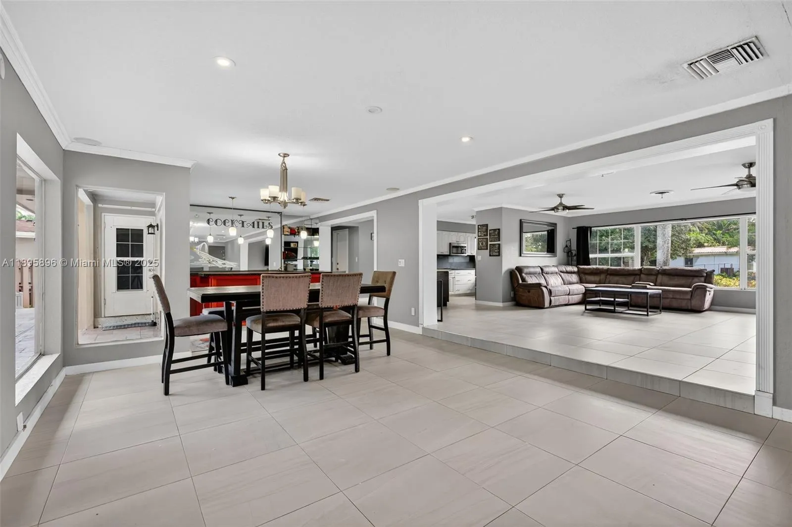 801 Holly Ln