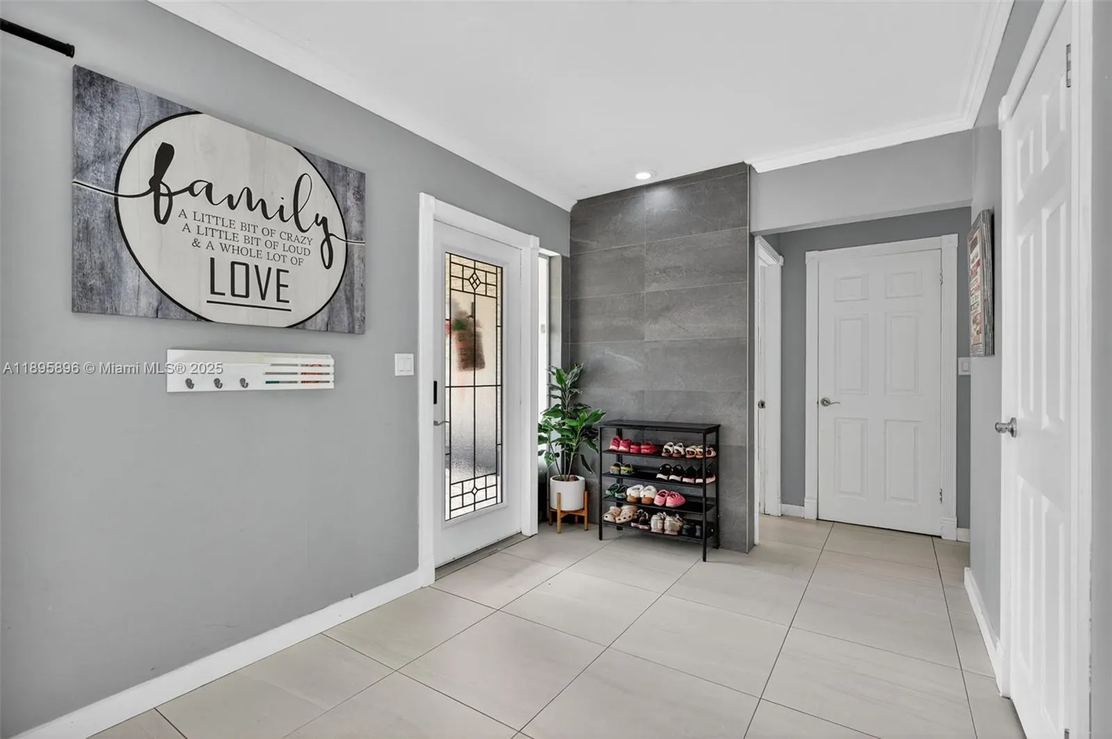 801 Holly Ln
