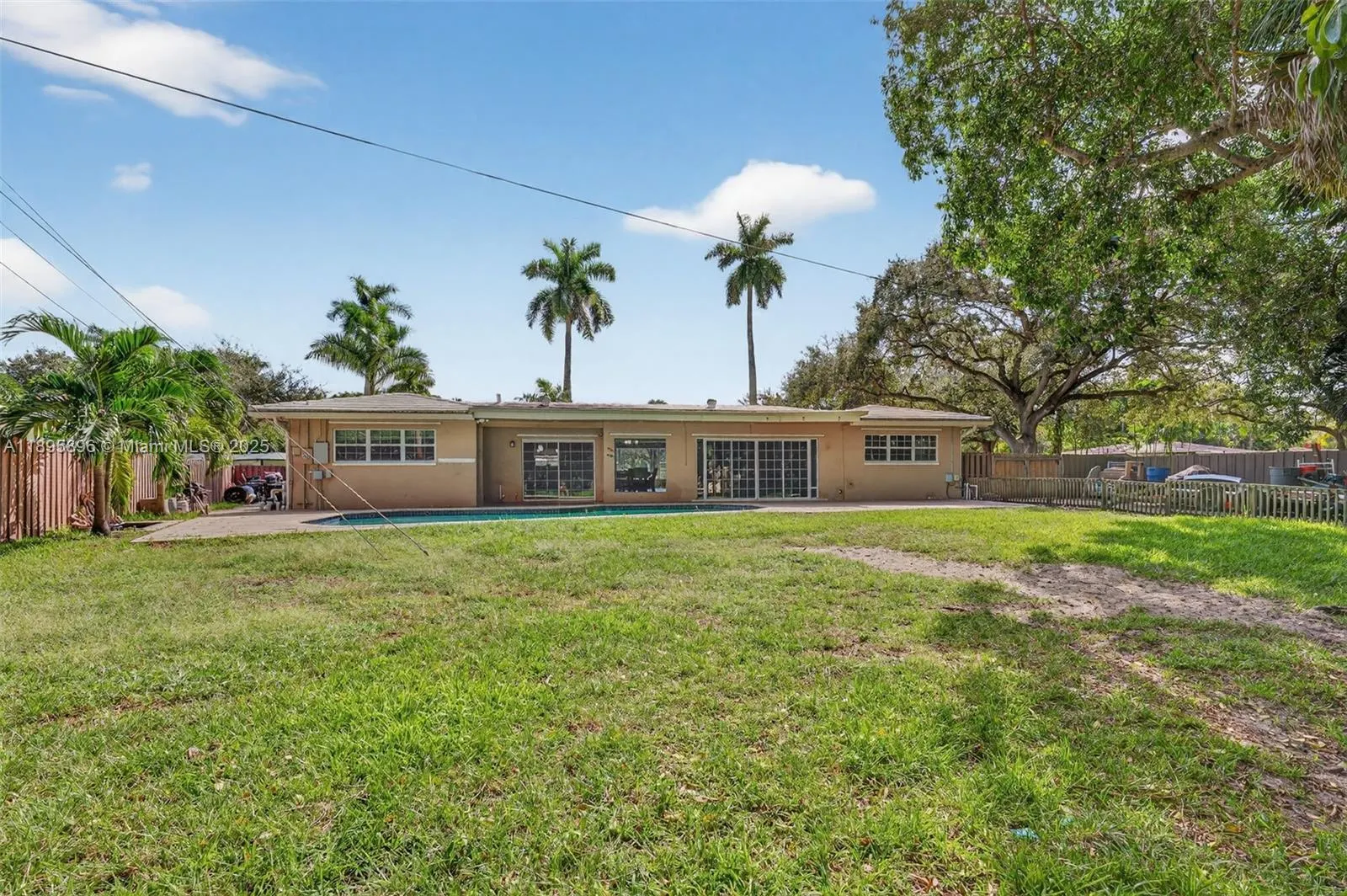 801 Holly Ln