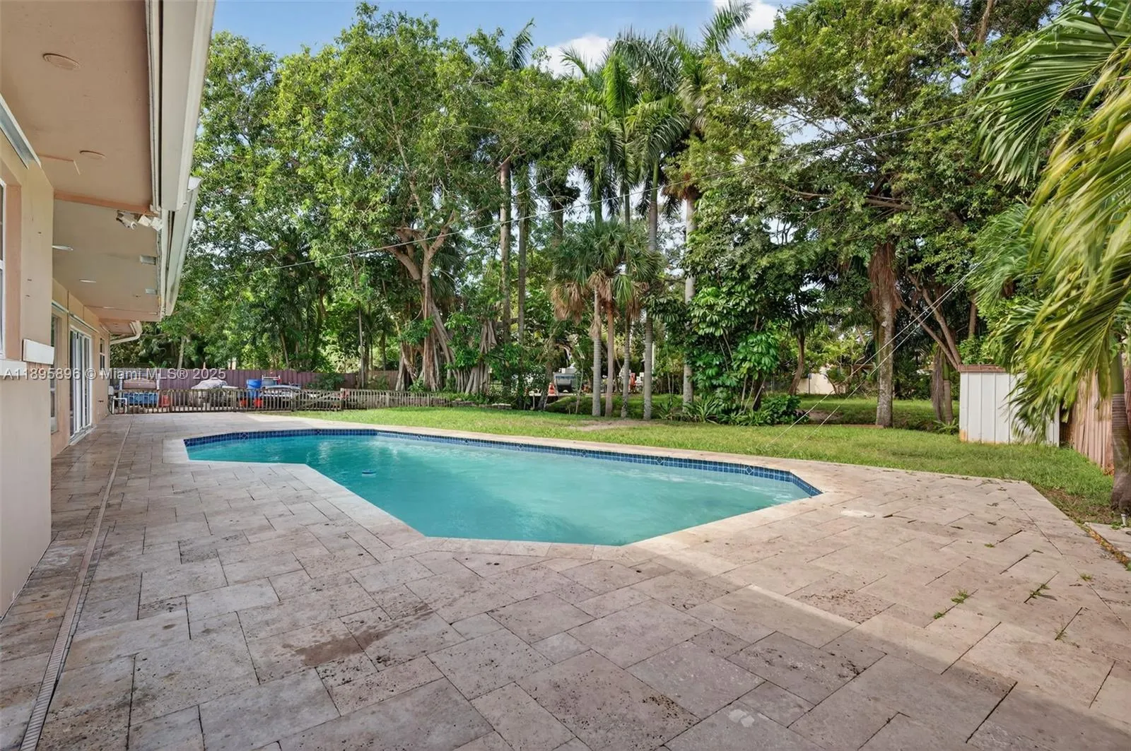 801 Holly Ln