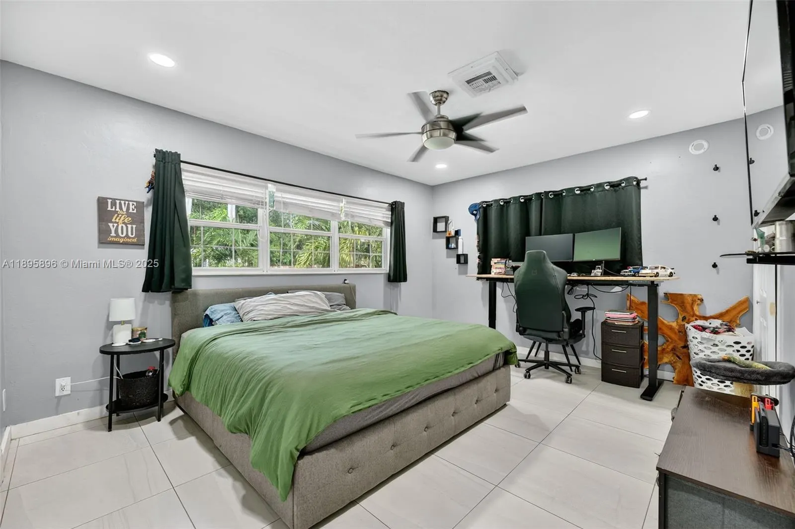 801 Holly Ln