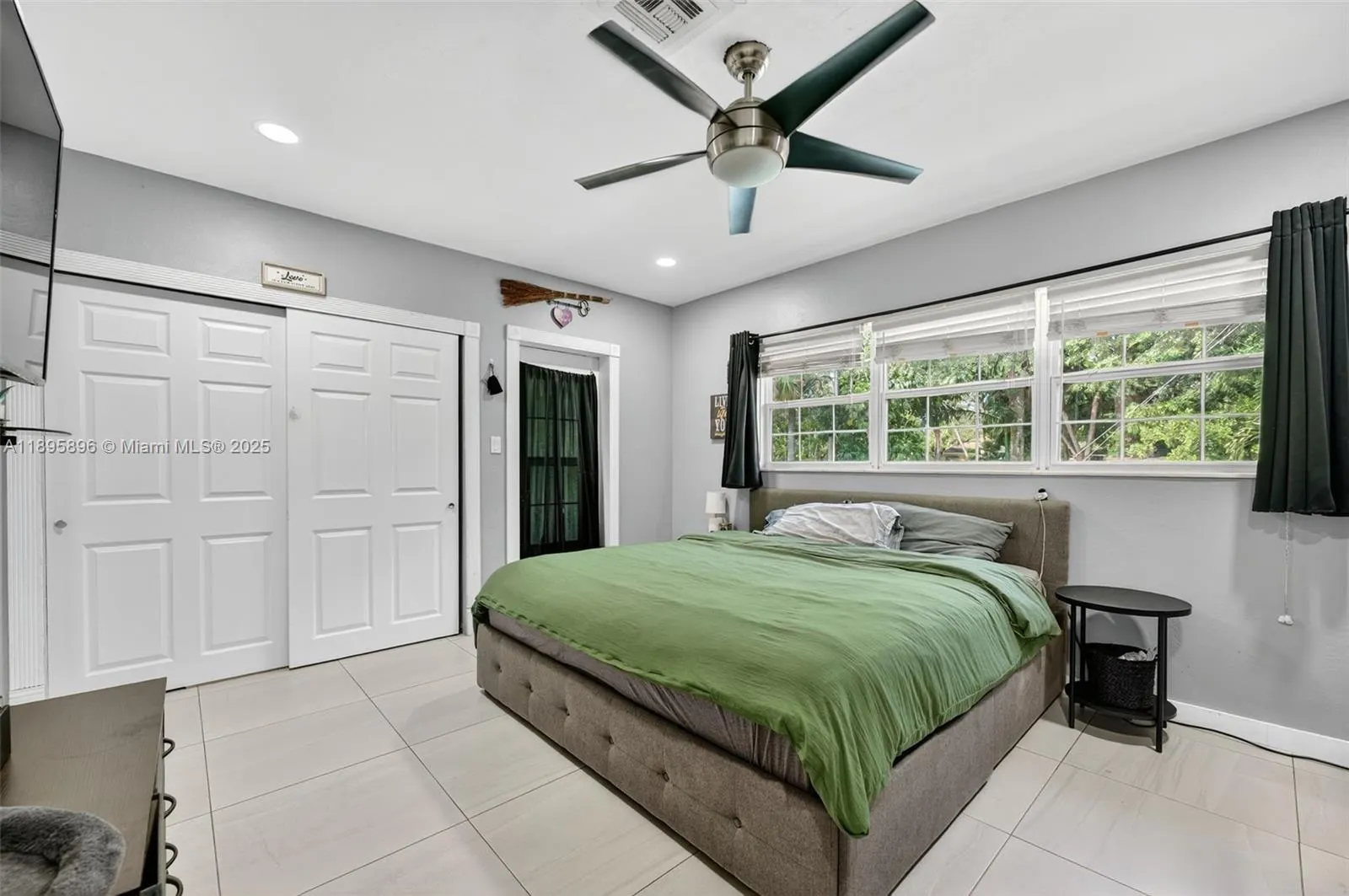 801 Holly Ln