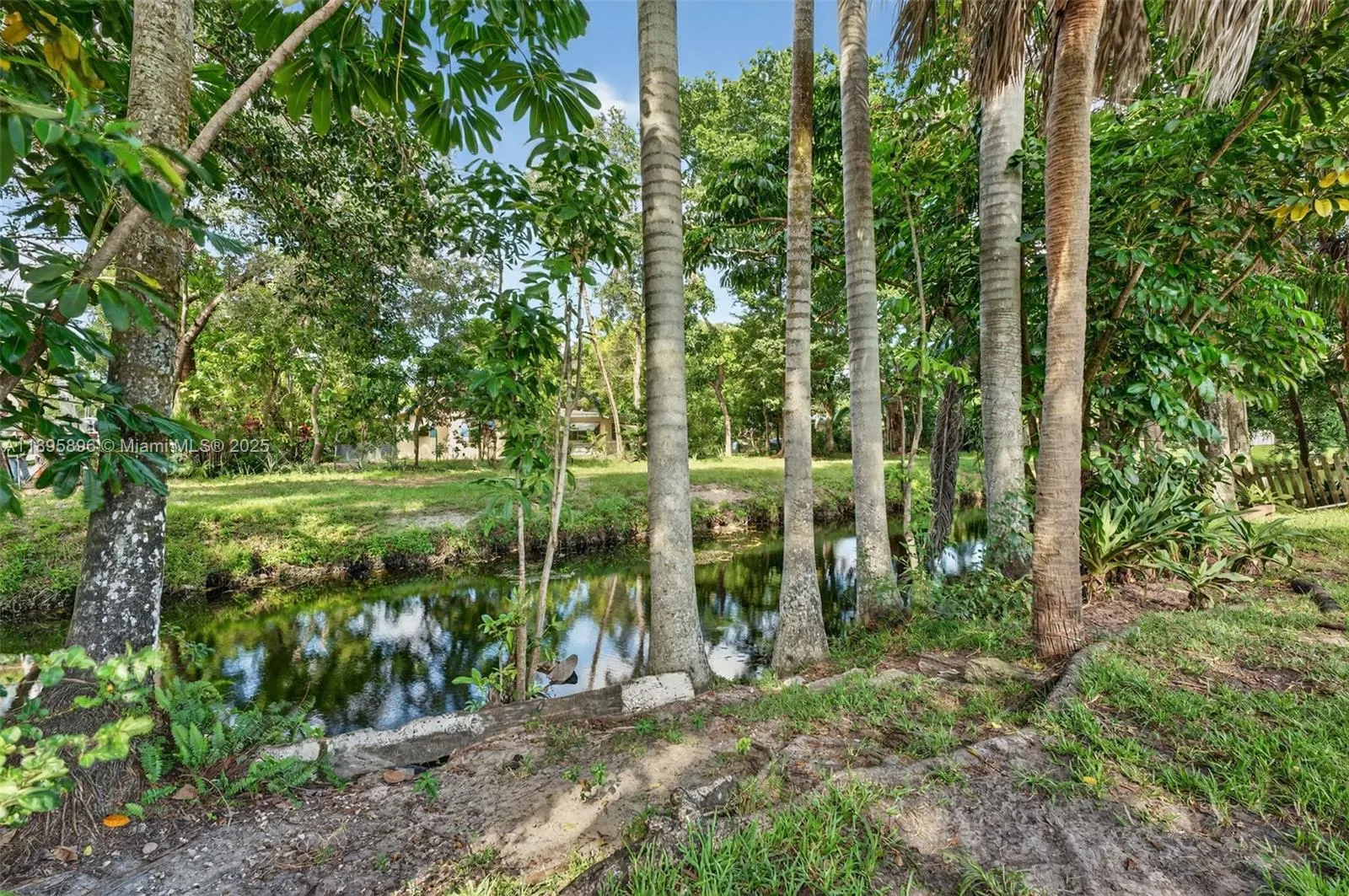 801 Holly Ln