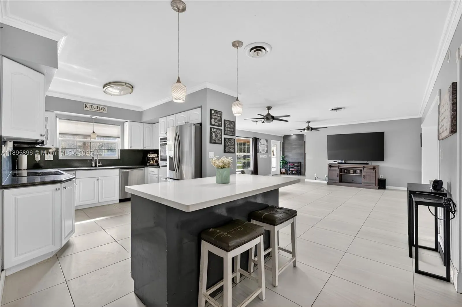 801 Holly Ln