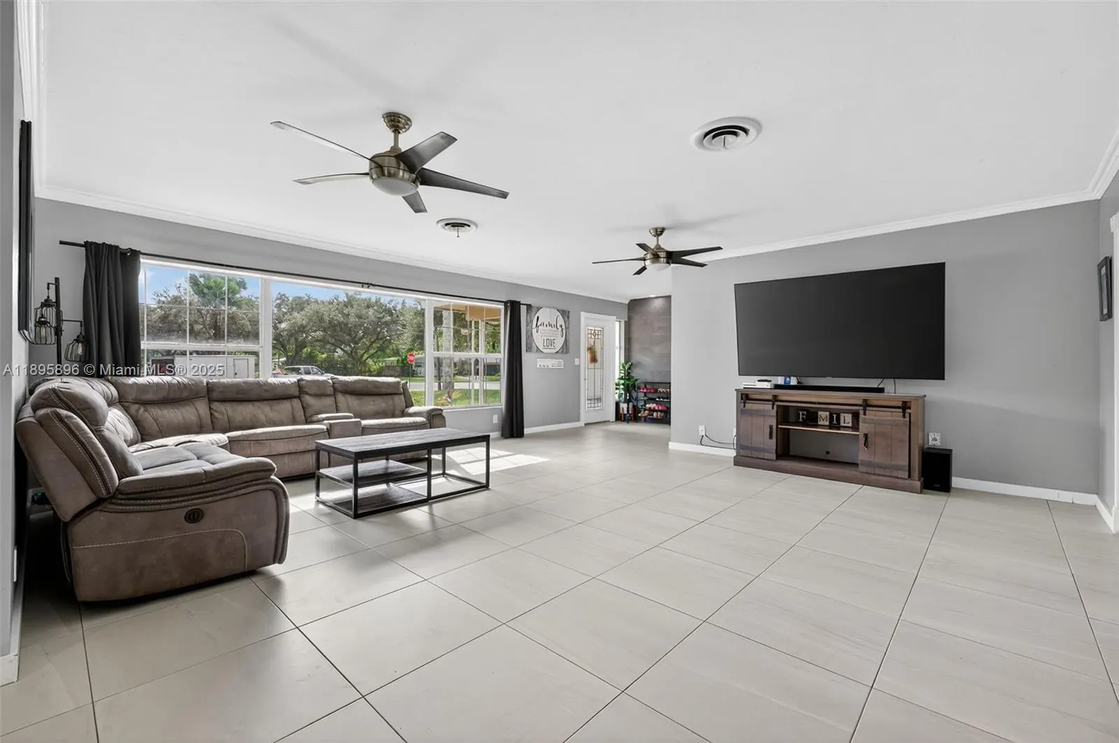 801 Holly Ln