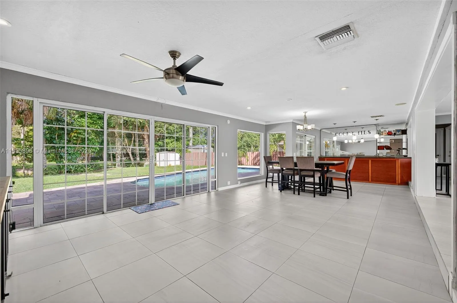 801 Holly Ln