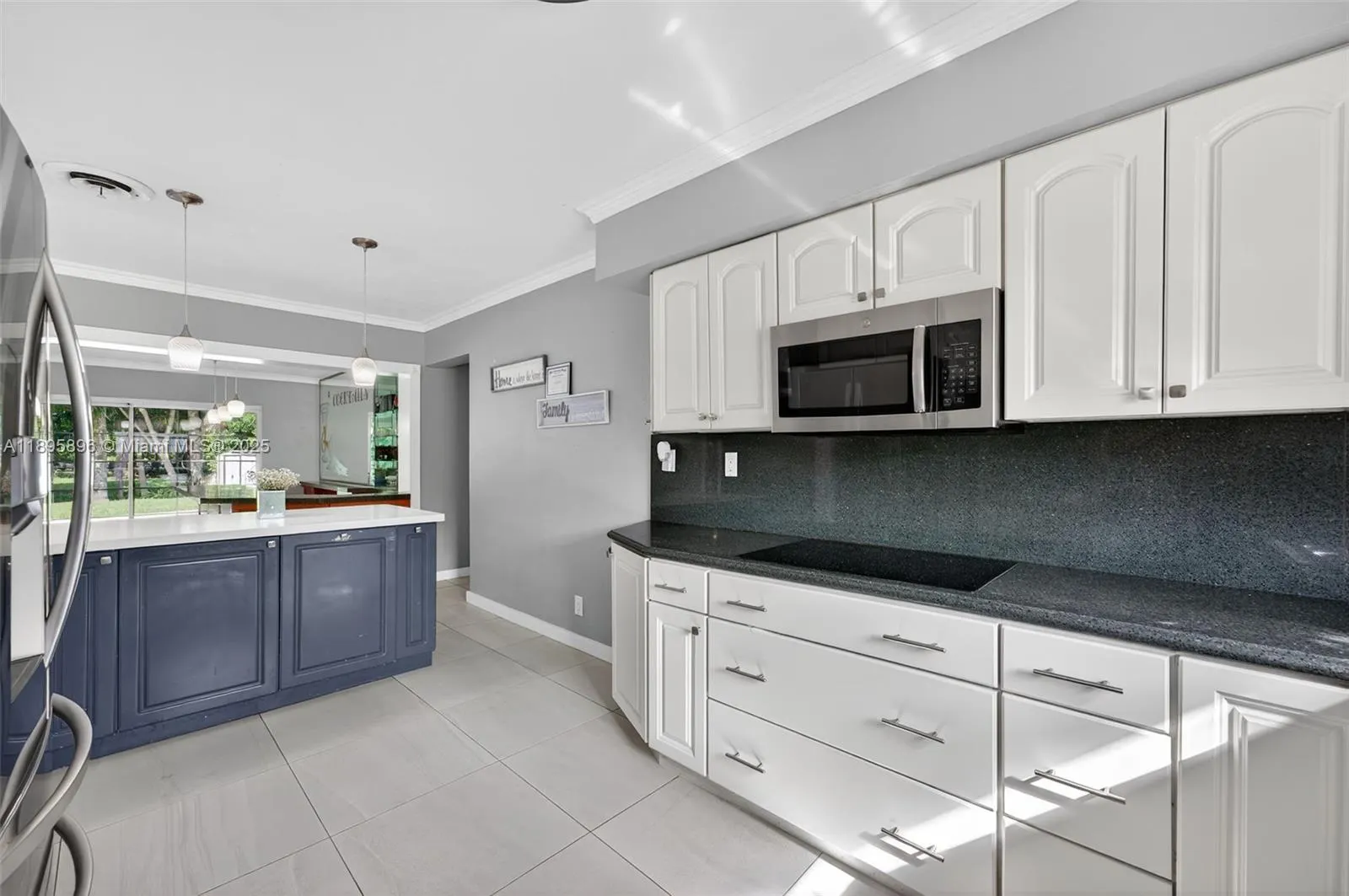 801 Holly Ln