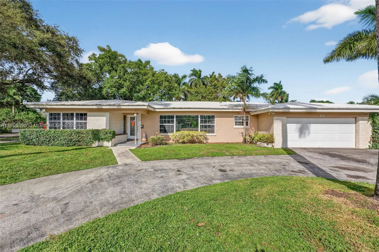801 Holly Ln