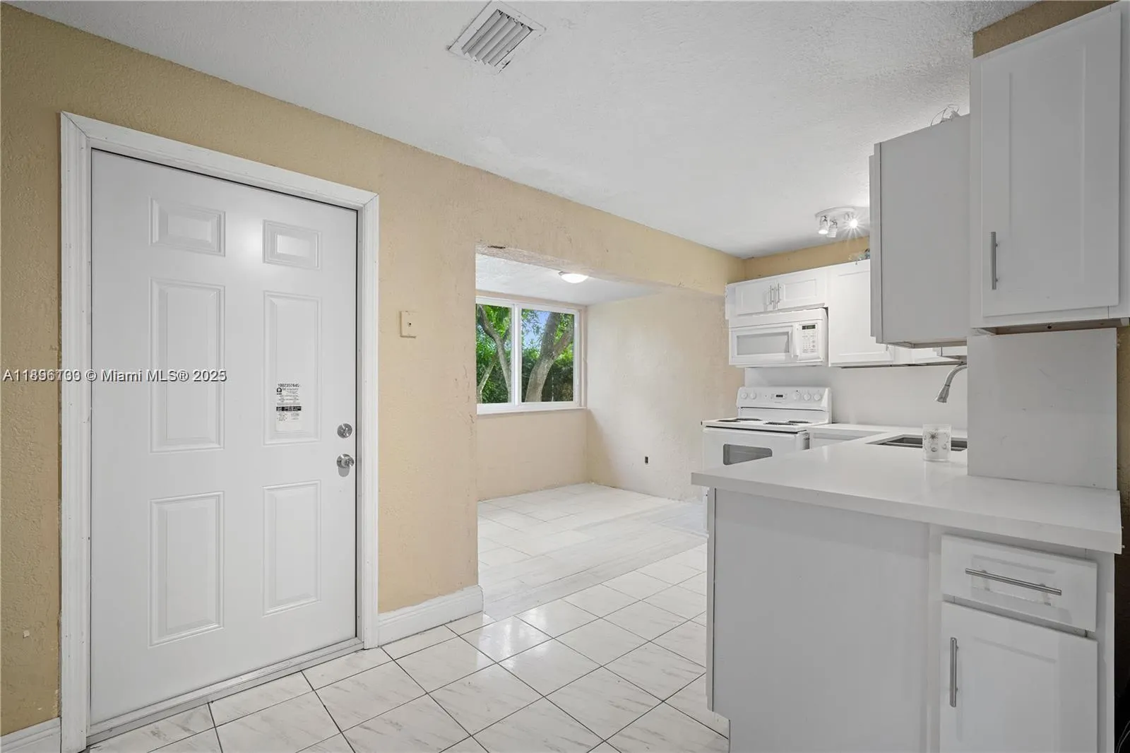 28 NE 164th St