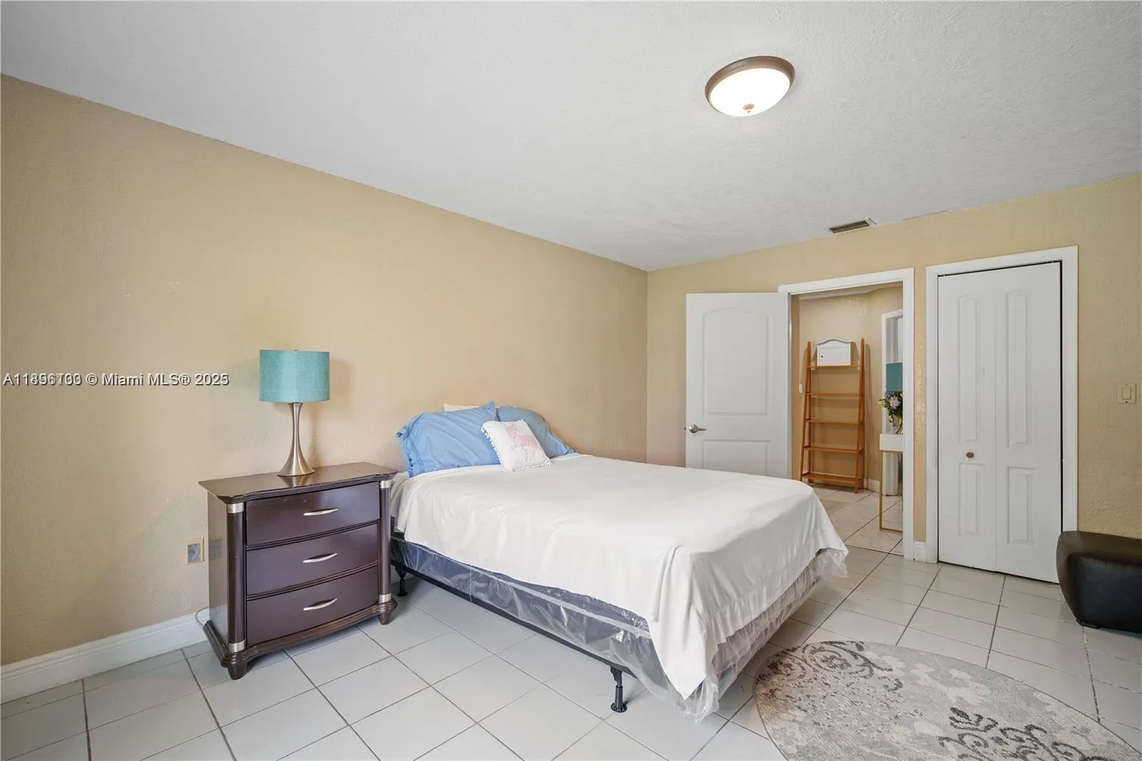28 NE 164th St