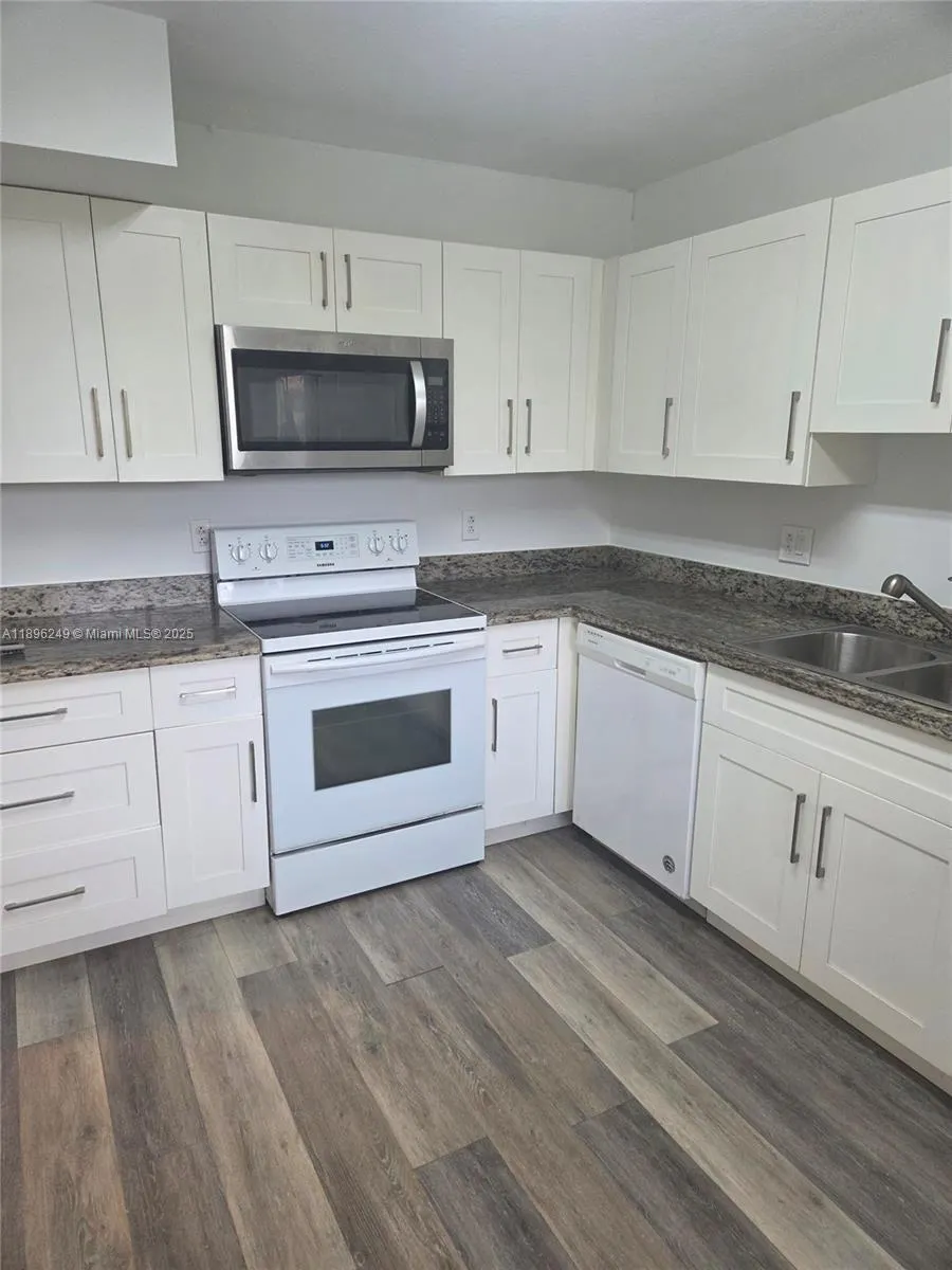 307 Lakeview Dr, #202