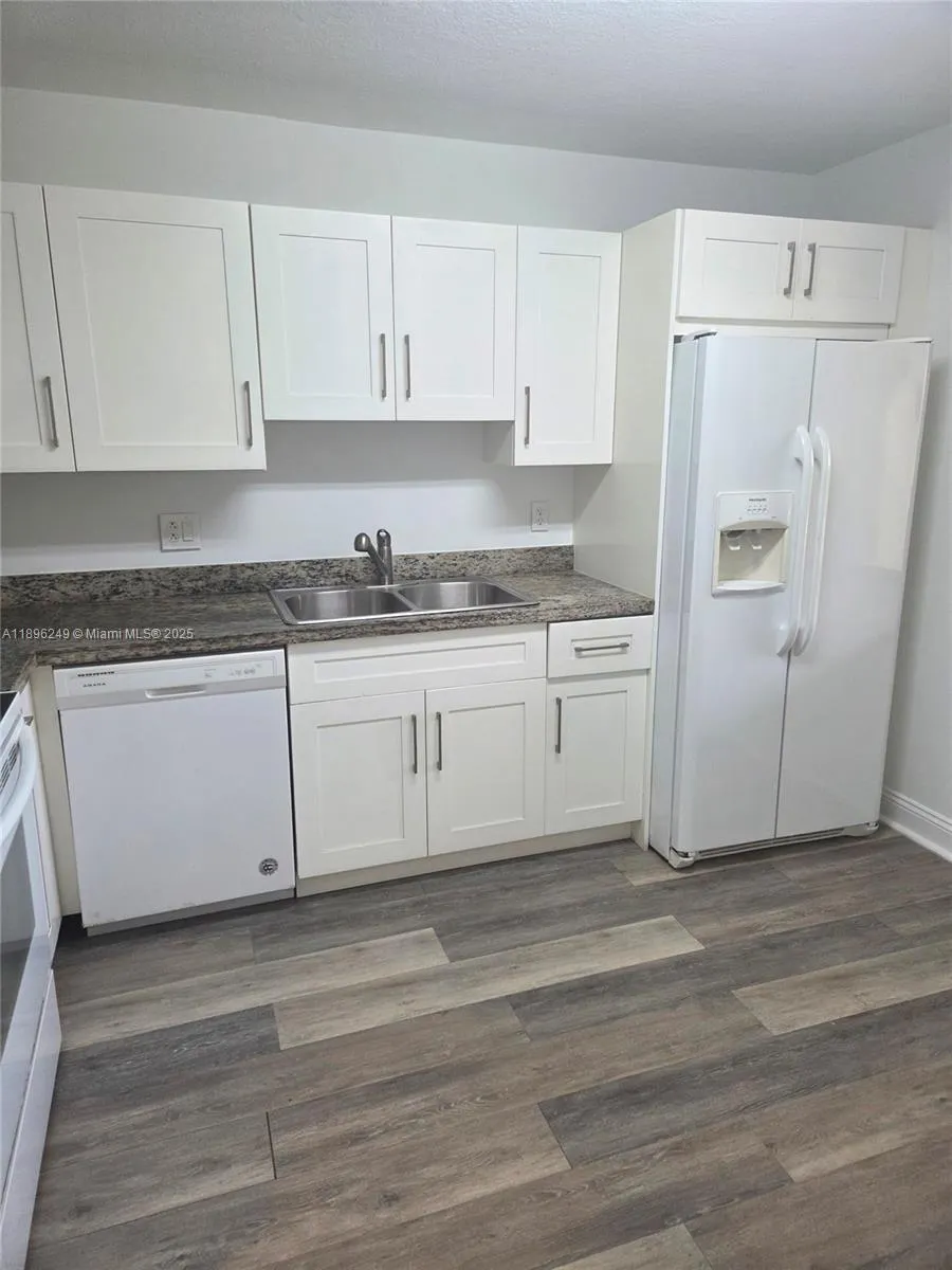307 Lakeview Dr, #202