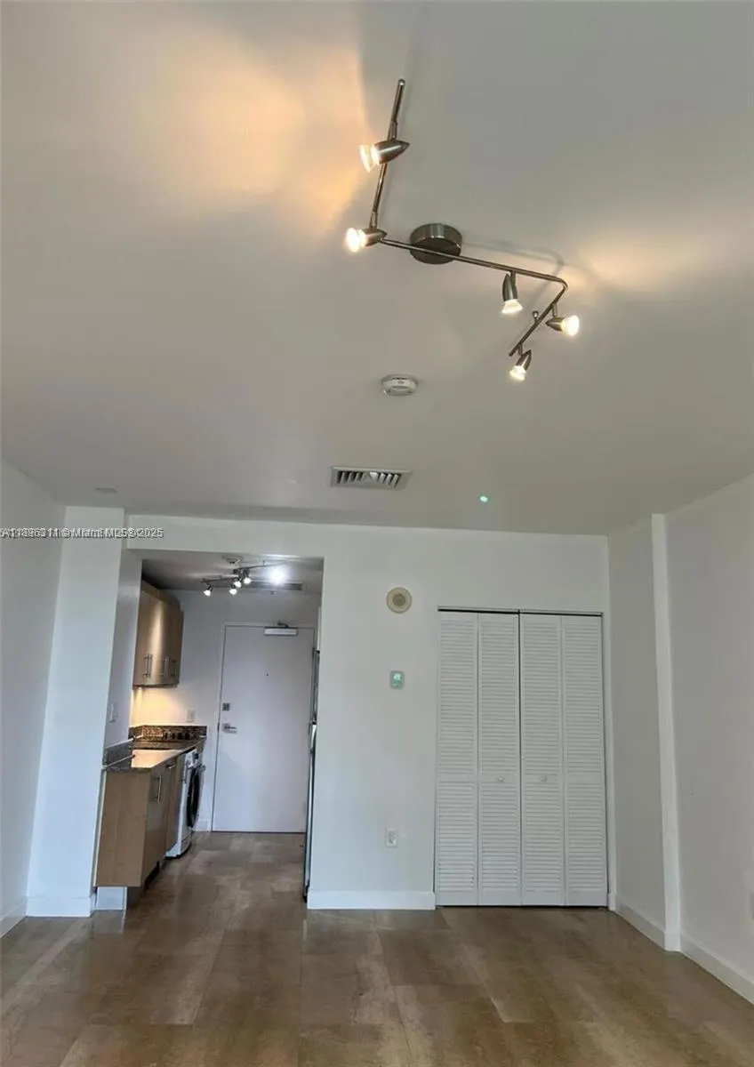 10275 Collins Ave, #111