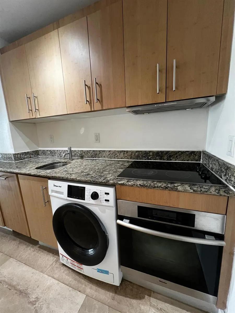 10275 Collins Ave, #111