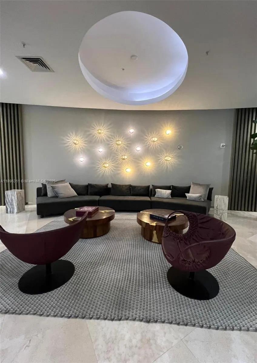 10275 Collins Ave, #111