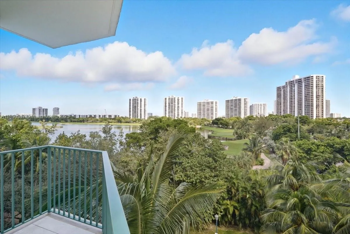 20000 E Country Club Dr, #516
