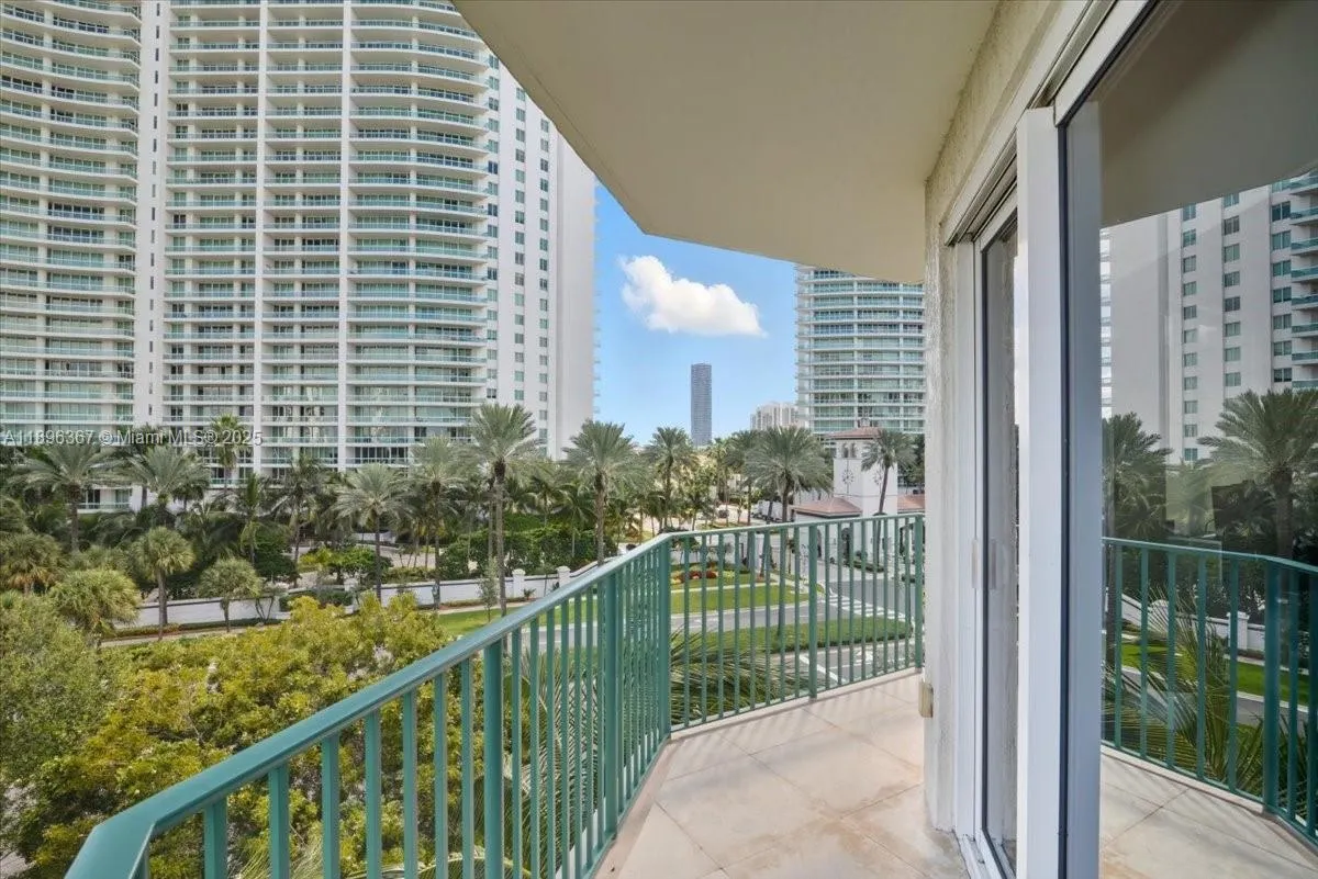 20000 E Country Club Dr, #516