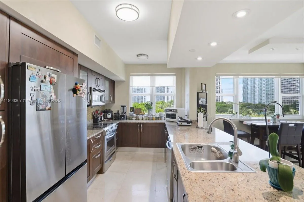 20000 E Country Club Dr, #516