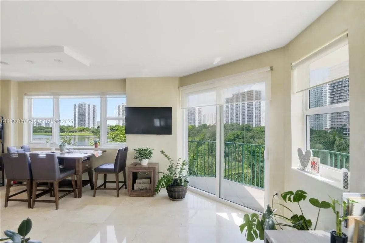 20000 E Country Club Dr, #516