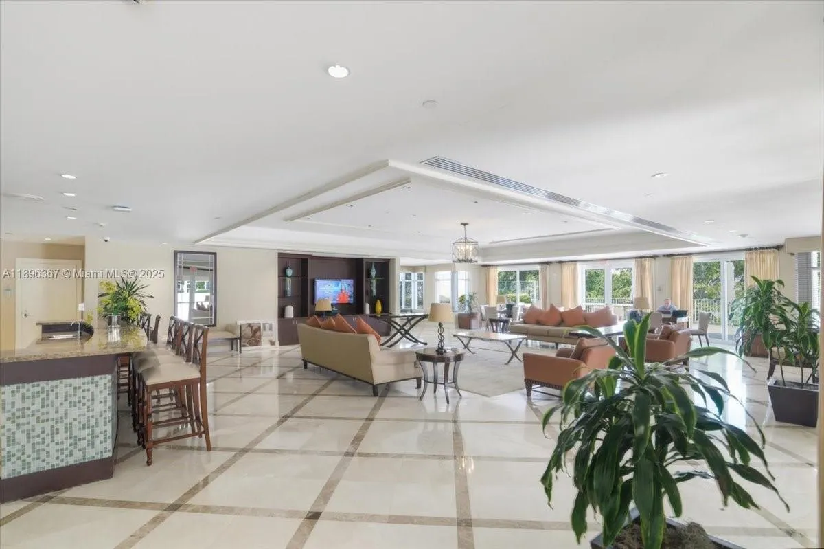 20000 E Country Club Dr, #516