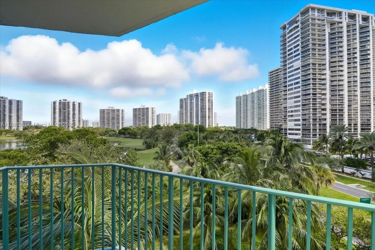 20000 E Country Club Dr, #516