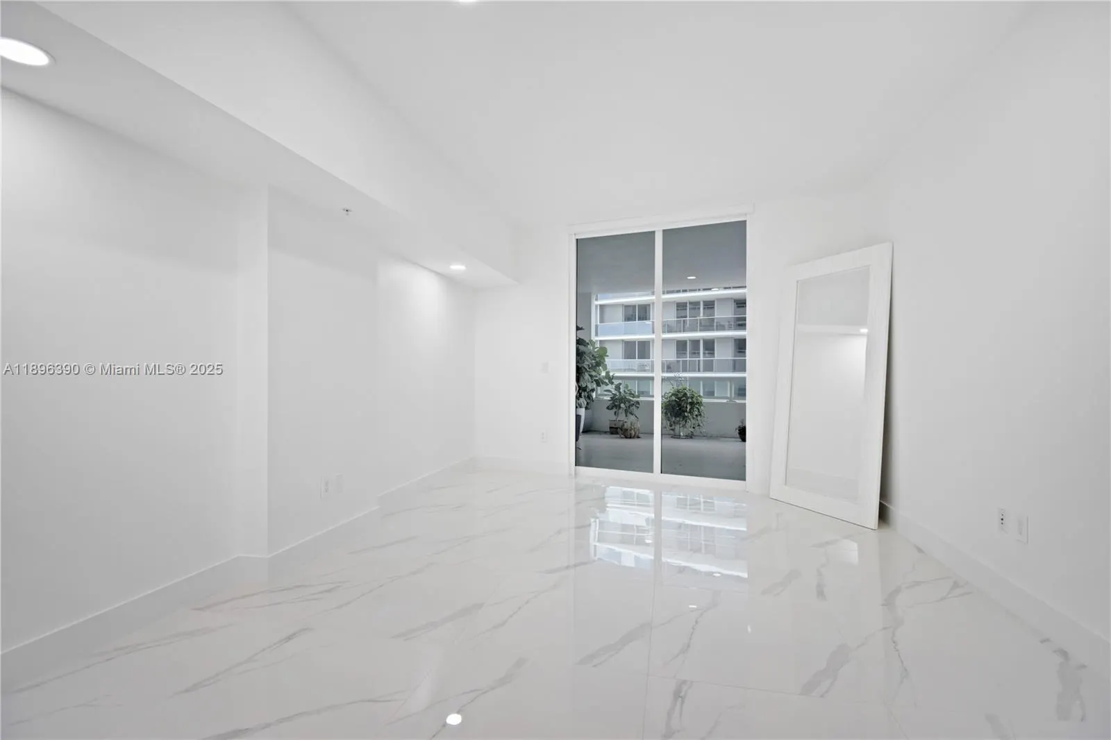 1800 N Bayshore Dr, #512