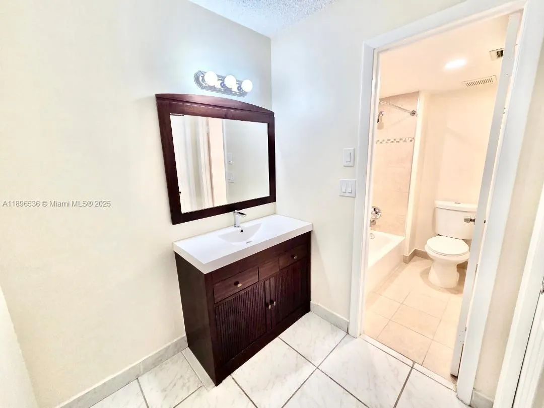 16168 Laurel Dr, #201