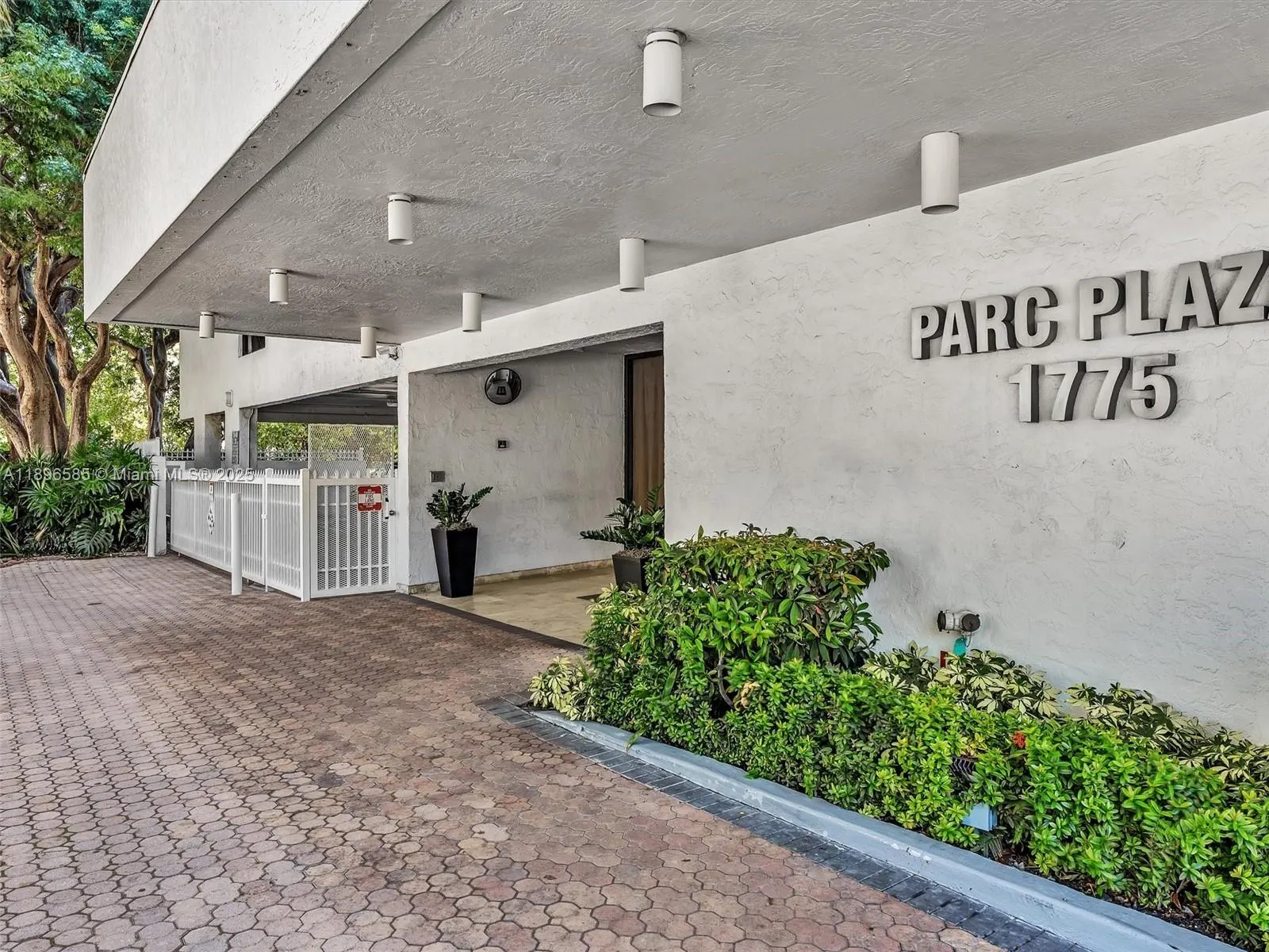 1775 Washington Ave, #8B