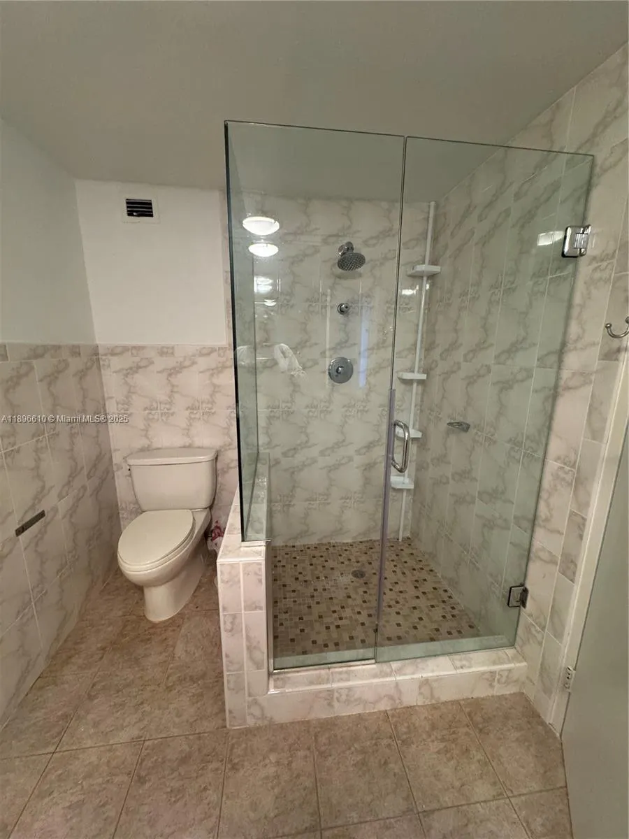 5255 Collins Ave, #11B