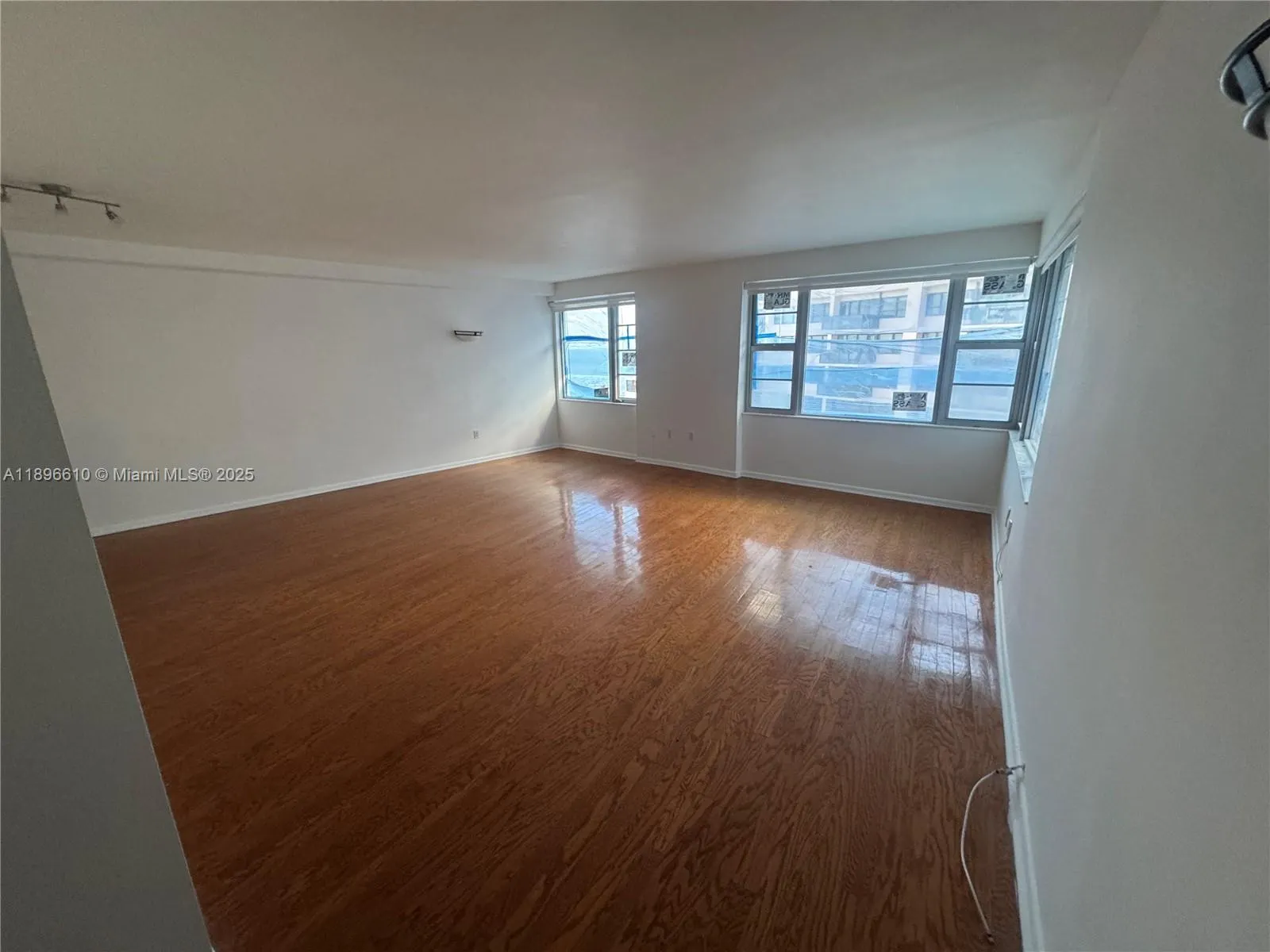 5255 Collins Ave, #11B
