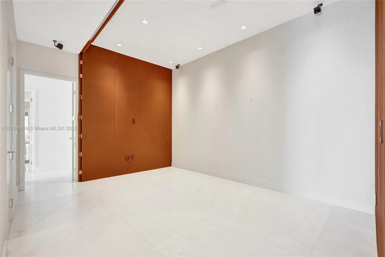 17475 Collins Ave, #2302