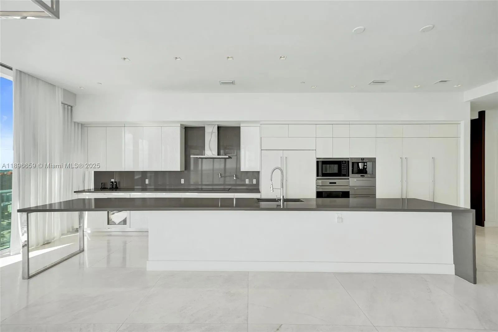 17475 Collins Ave, #2302