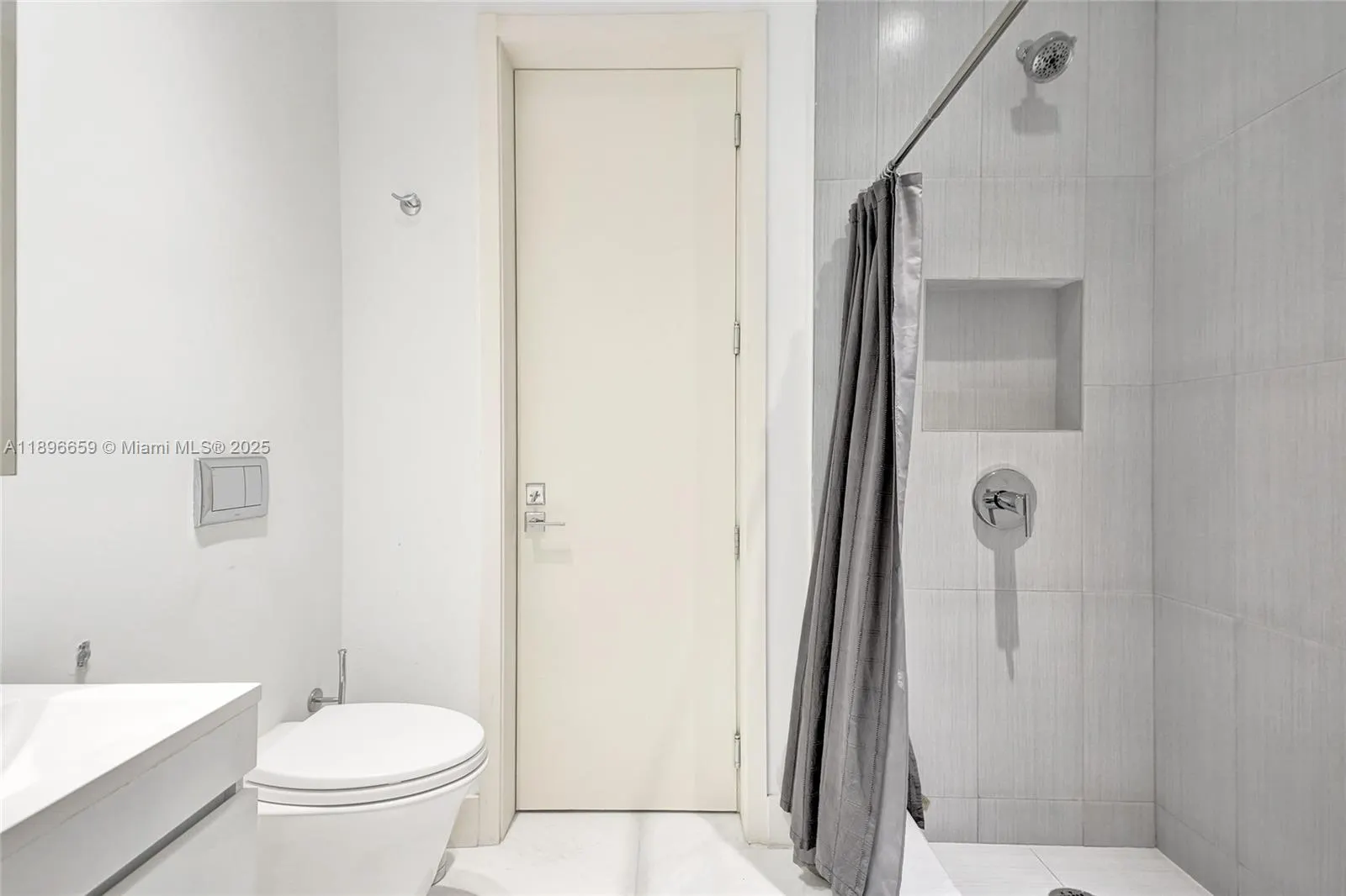 17475 Collins Ave, #2302