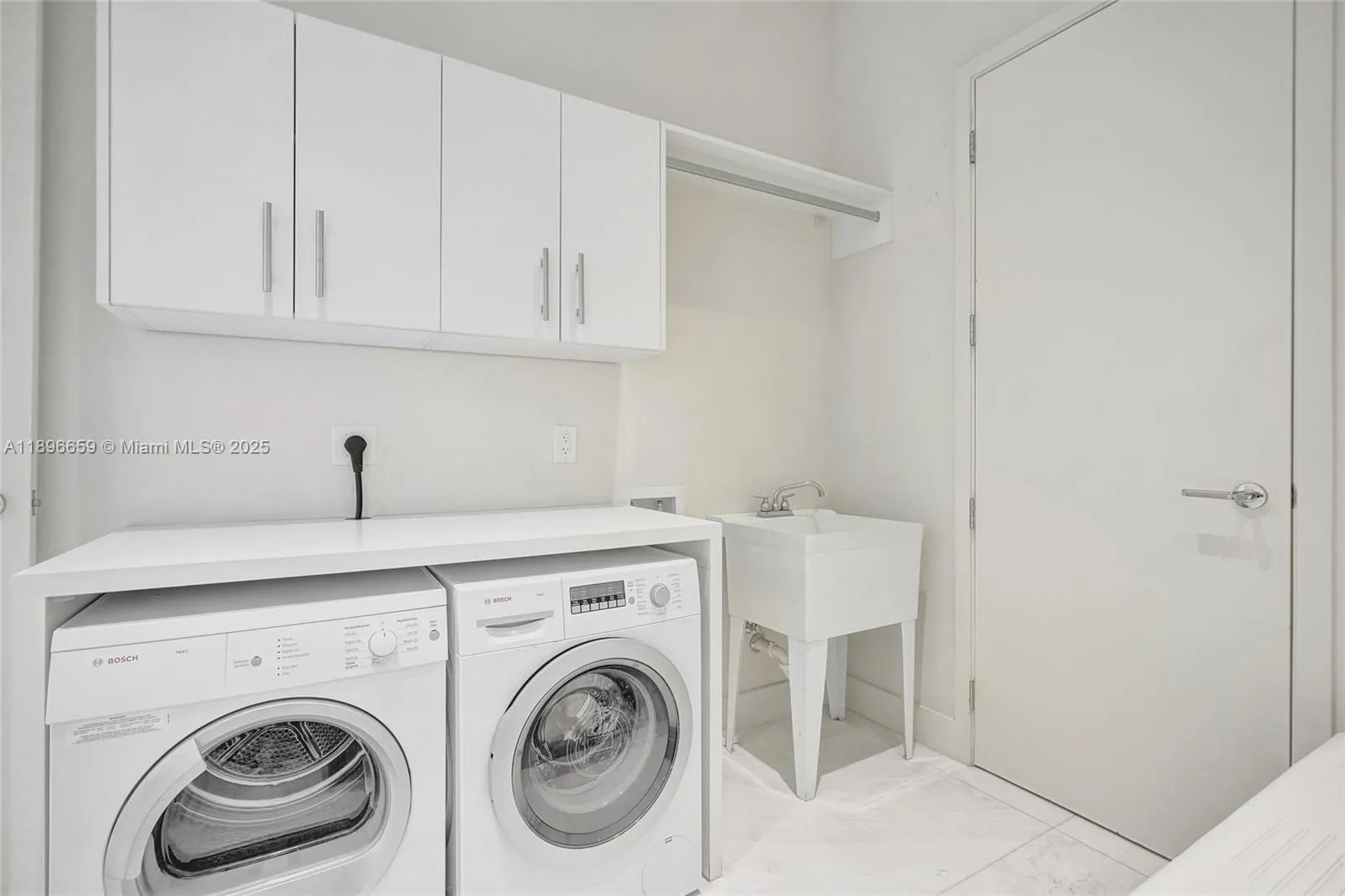 17475 Collins Ave, #2302